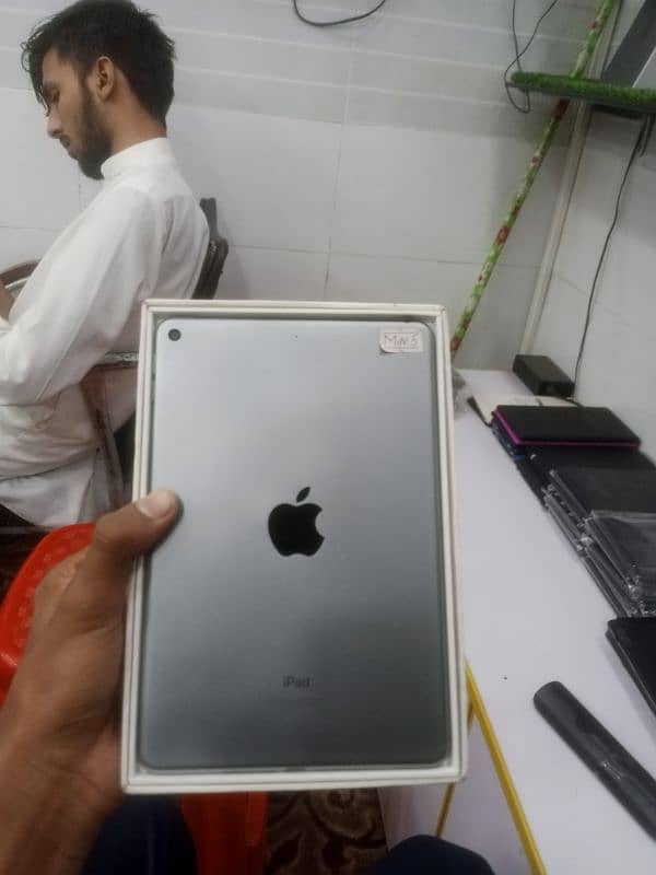 ipad mini 5 64gb with box condition 10by10 1