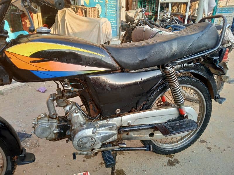 jailing company ki bike ha son genuine condition saf sutri bike ha 4