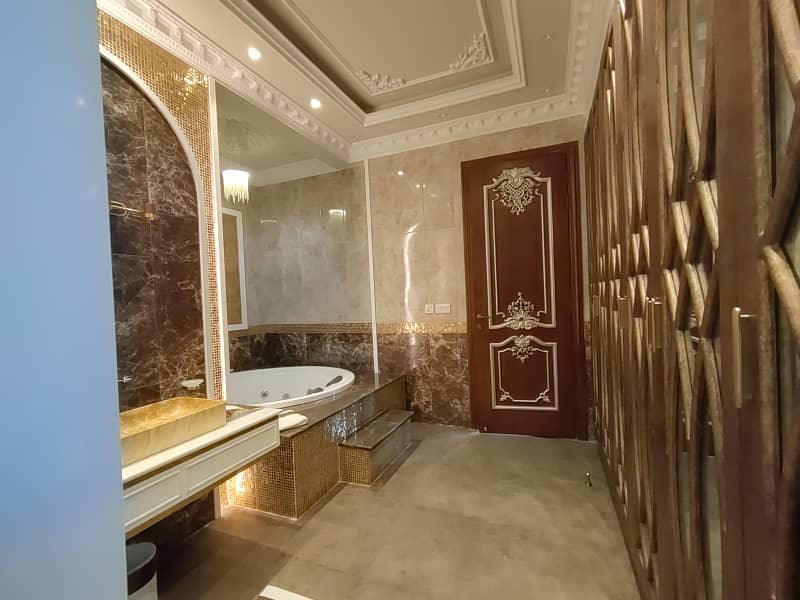 1 KANAL ROYAL DESIGN LUXURY VILLA FOR SALE NEAR TO PARK 37