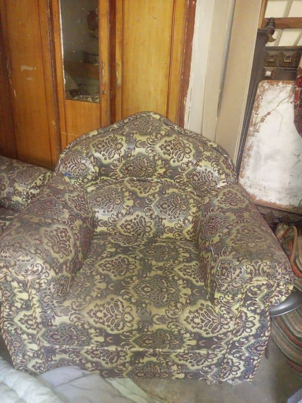 5 Seater Sofa Set. . . . . . In Good Condition. . 1