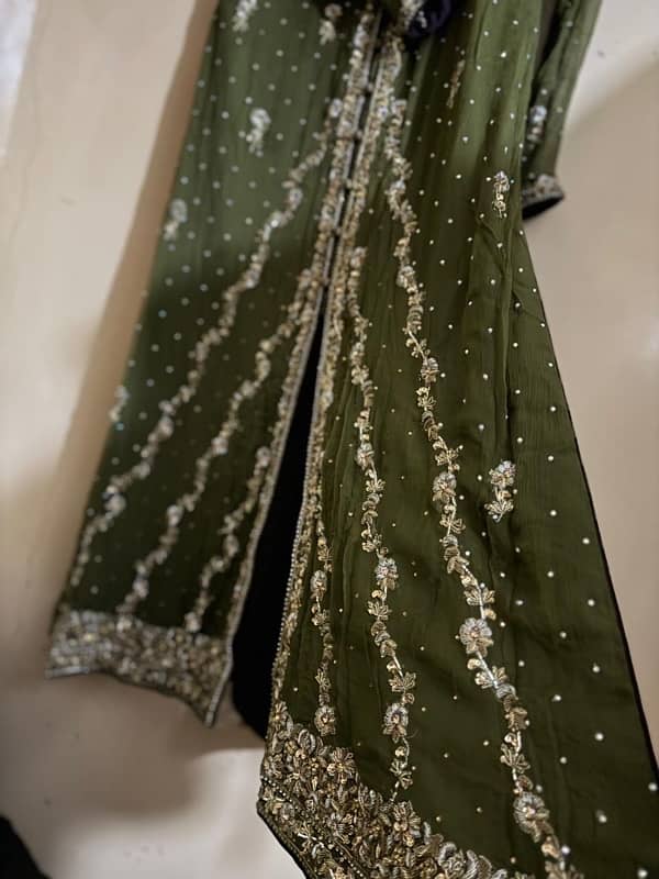 Elegant Banarsi Embroidered Party Wear – Size Large 0