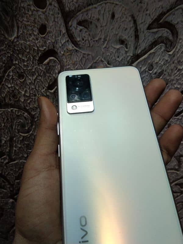 vivo v21 with box charger (8/128) 1