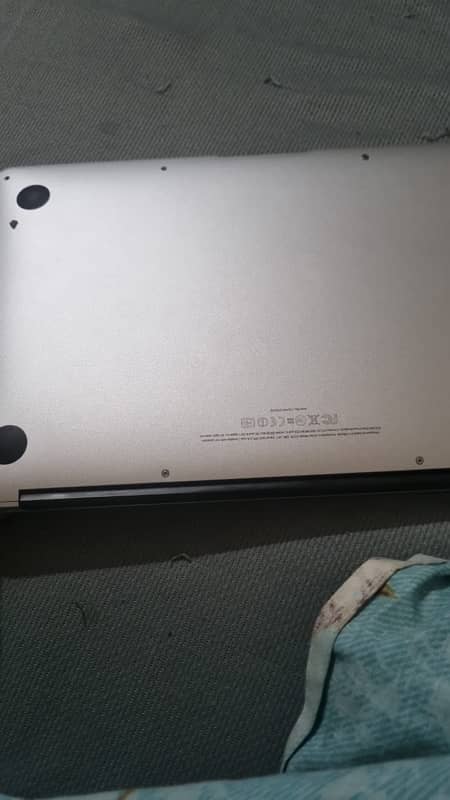 Macbook air core i 5 4 gb ram 1