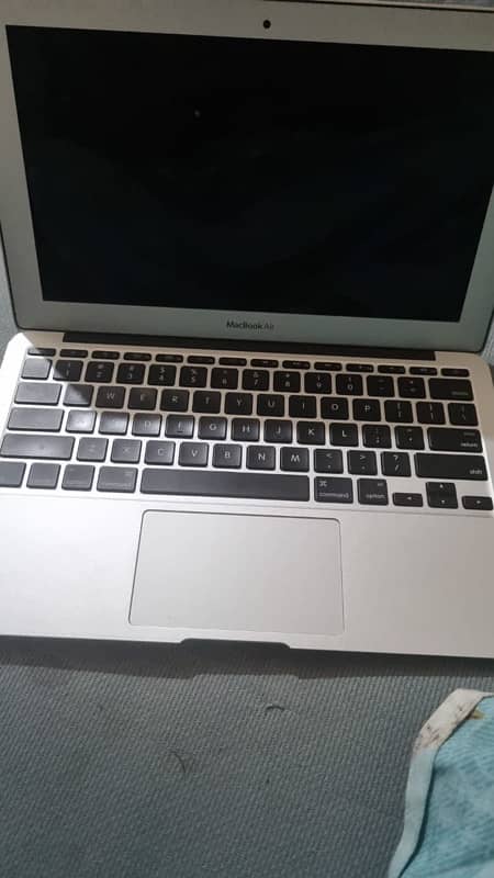 Macbook air core i 5 4 gb ram 2