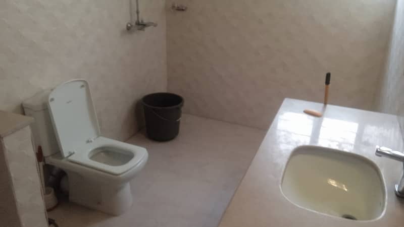 2 KANAL SINGLE STOREY FOR RENT 14