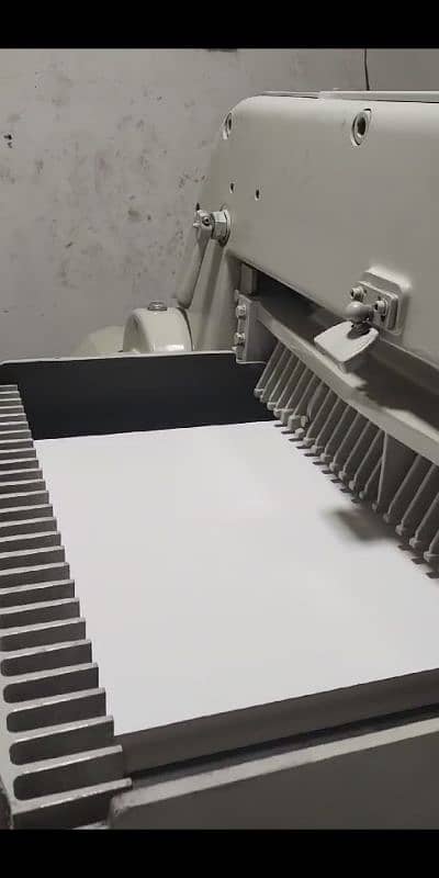 Polar Automatic Paper Cutting Machine 1