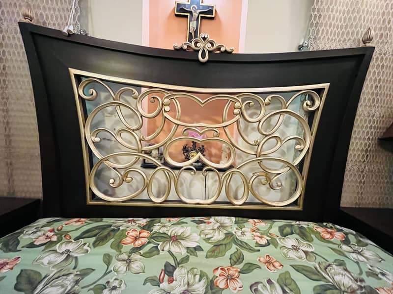 Like new Queen-Sized Master Bed for Sale 2