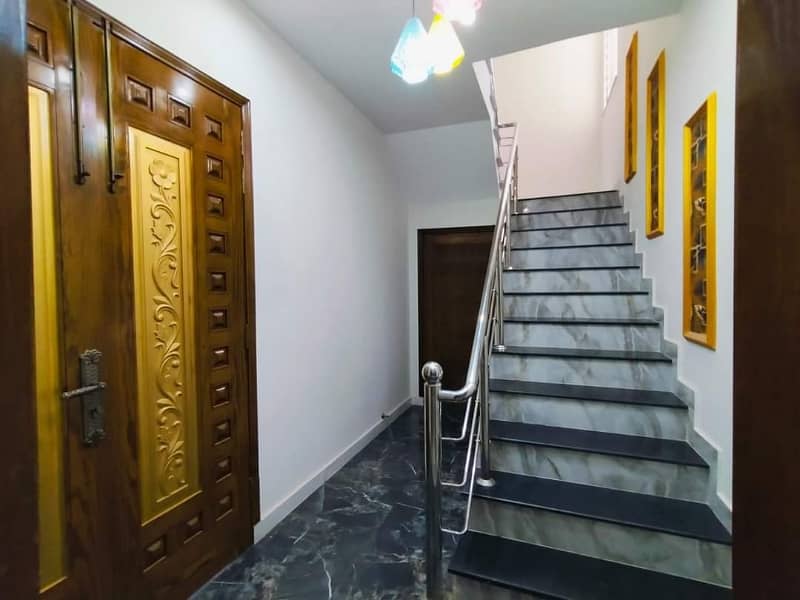 10 MARLA IDEAL LOCATION DOUBLE STOREY HOUSE AVAILABLE FOR SALE IN. LDA AVENUE - BLOCK J 40 FEET WIDE ROAD 12