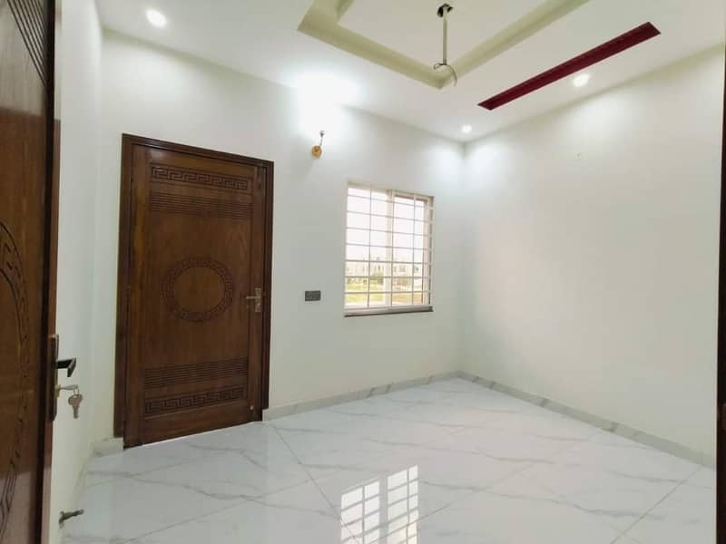 10 MARLA IDEAL LOCATION DOUBLE STOREY HOUSE AVAILABLE FOR SALE IN. LDA AVENUE - BLOCK J 40 FEET WIDE ROAD 13