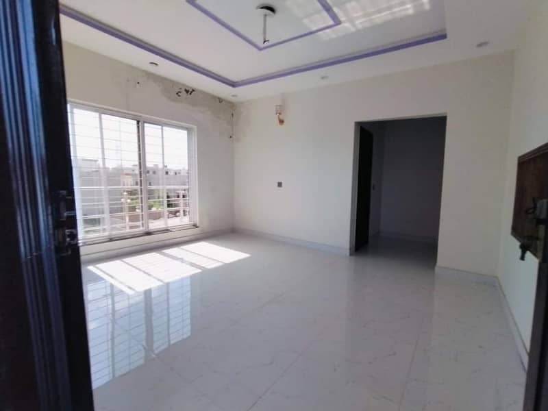 10 MARLA IDEAL LOCATION DOUBLE STOREY HOUSE AVAILABLE FOR SALE IN. LDA AVENUE - BLOCK J 40 FEET WIDE ROAD 25