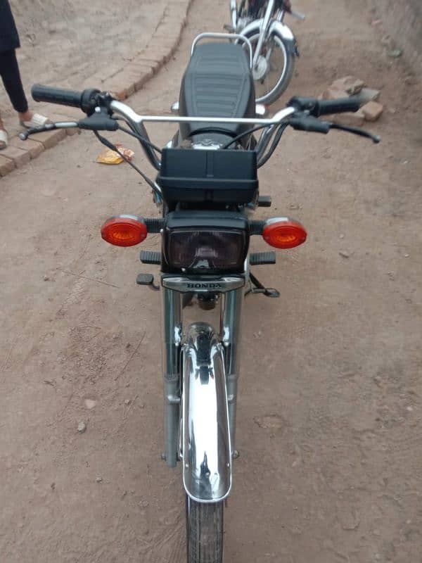 am selling my honda 125cc 2023 model colour Black luch condition 0