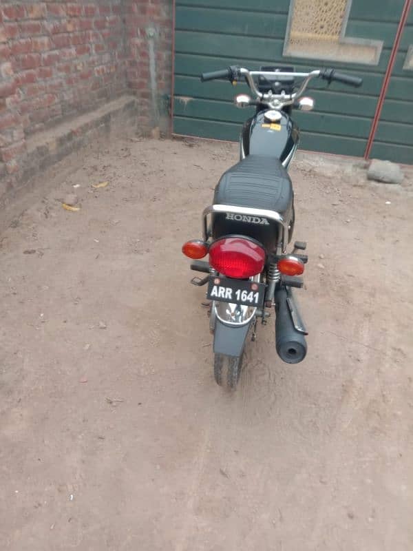 am selling my honda 125cc 2023 model colour Black luch condition 1