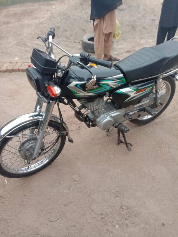 am selling my honda 125cc 2023 model colour Black luch condition 2