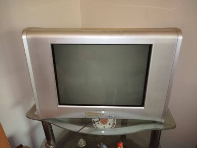 21 Inch Tv With Trolly Available For Sale In Good Condition 2