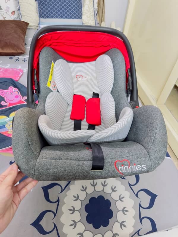 Tinnies baby carry cot / car seat 0