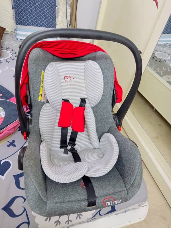 Tinnies baby carry cot / car seat 2