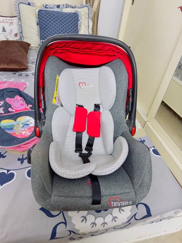 Tinnies baby carry cot / car seat 4