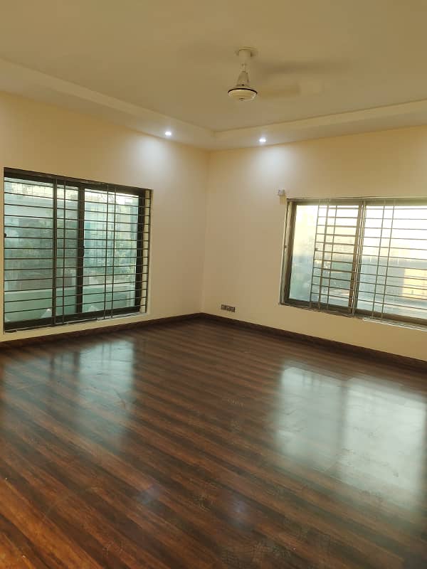 Beautiful kanal upper portion available for rent in f-10 Islamabad at big and close end street, 3 bedrooms with bathrooms, drawing dining TVL car porch All miters separate and water separate, servant room with bathroom, near to park, near to markaz. 4