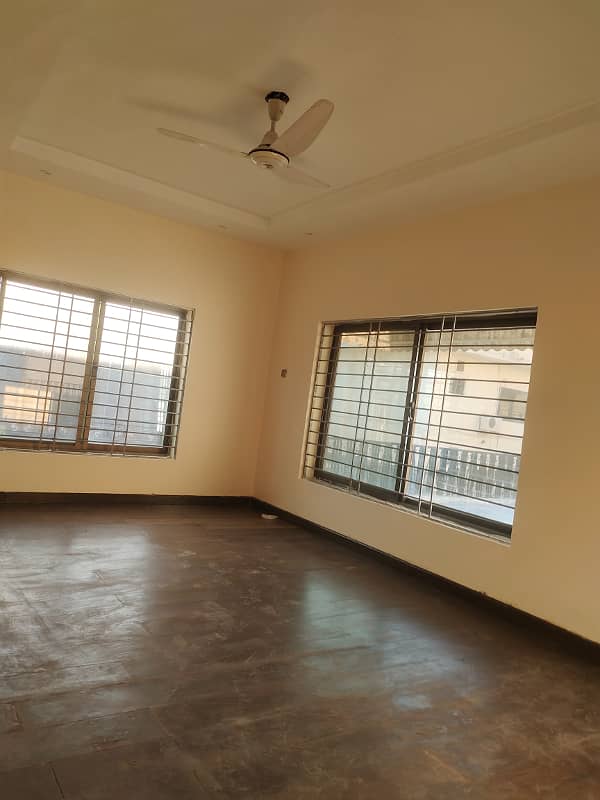 Beautiful kanal upper portion available for rent in f-10 Islamabad at big and close end street, 3 bedrooms with bathrooms, drawing dining TVL car porch All miters separate and water separate, servant room with bathroom, near to park, near to markaz. 8