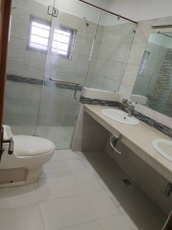 Beautiful kanal upper portion available for rent in f-10 Islamabad at big and close end street, 3 bedrooms with bathrooms, drawing dining TVL car porch All miters separate and water separate, servant room with bathroom, near to park, near to markaz. 9