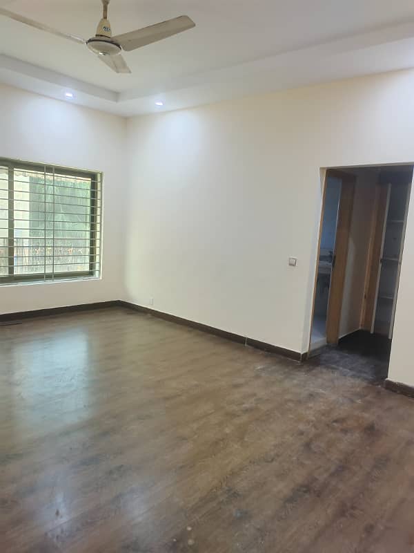 Beautiful kanal upper portion available for rent in f-10 Islamabad at big and close end street, 3 bedrooms with bathrooms, drawing dining TVL car porch All miters separate and water separate, servant room with bathroom, near to park, near to markaz. 11