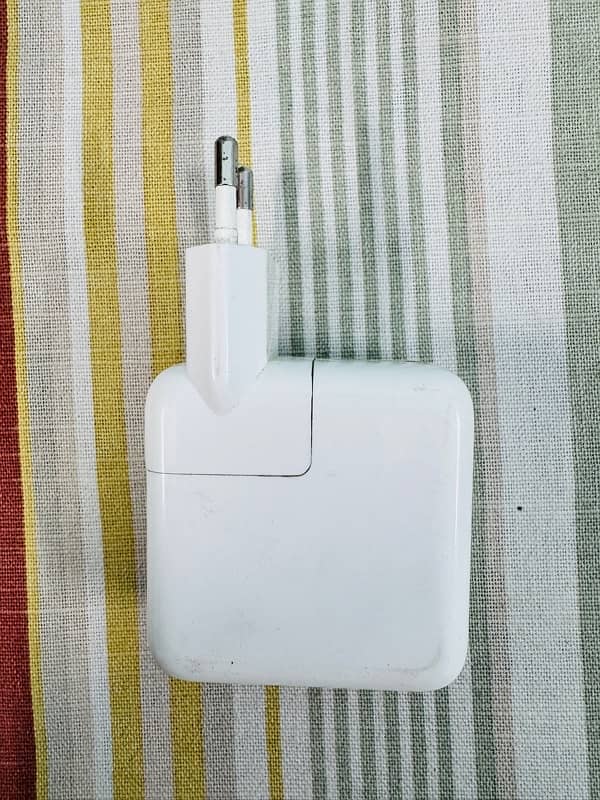 Apple original adopter & cable 2