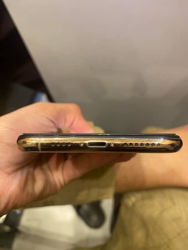 iPhone xsmax 256gb pta golden colour 88% 3