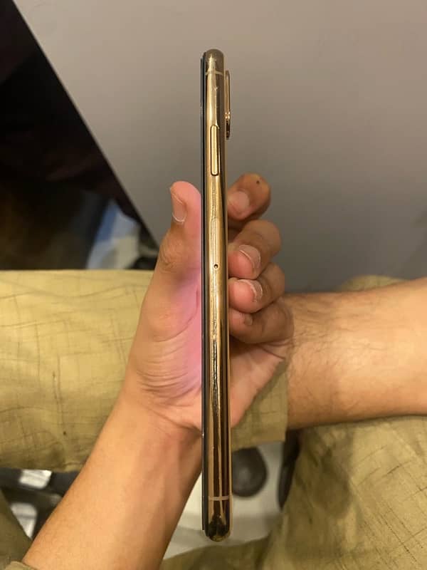 iPhone xsmax 256gb pta golden colour 88% 6