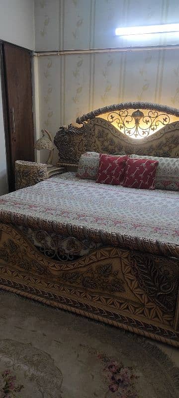 KING SIZE BED WITH A SETTI DEVAN AND SIDE TABLE WITH LAMP 2