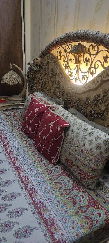 KING SIZE BED WITH A SETTI DEVAN AND SIDE TABLE WITH LAMP 3