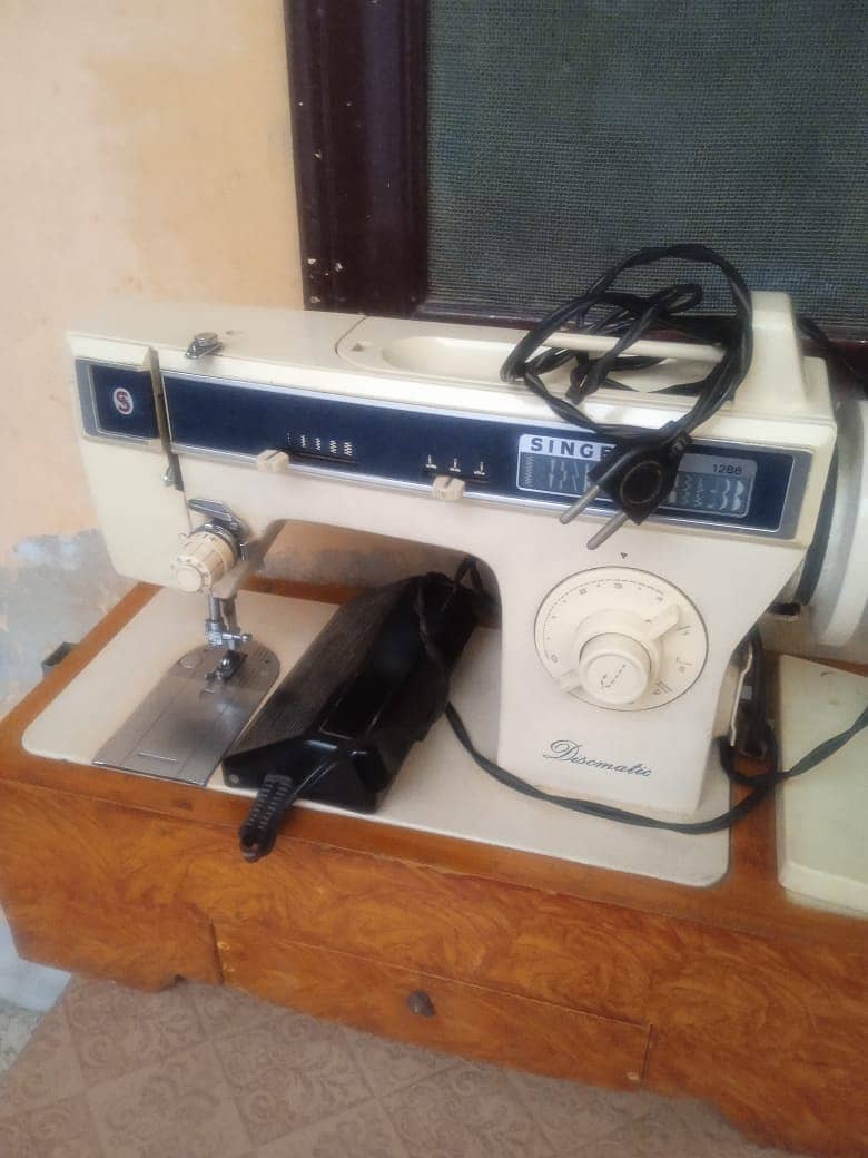 SINGER® Heavy Duty Sewing Machine 1