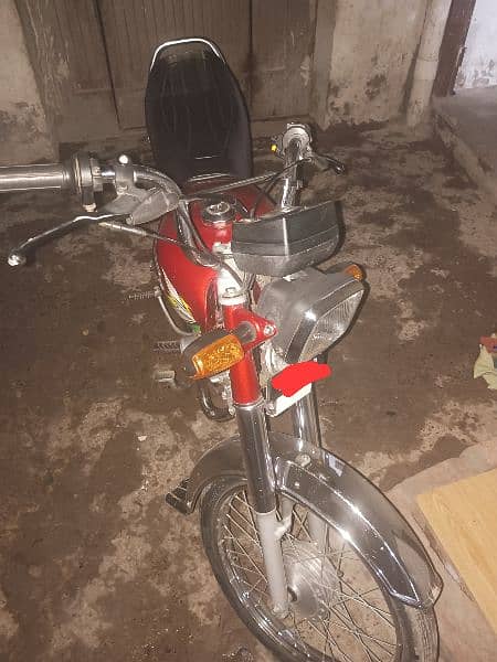 Red Honda CD70 bike. 0