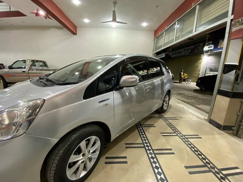 Honda shuttul Fit Hybrid 0