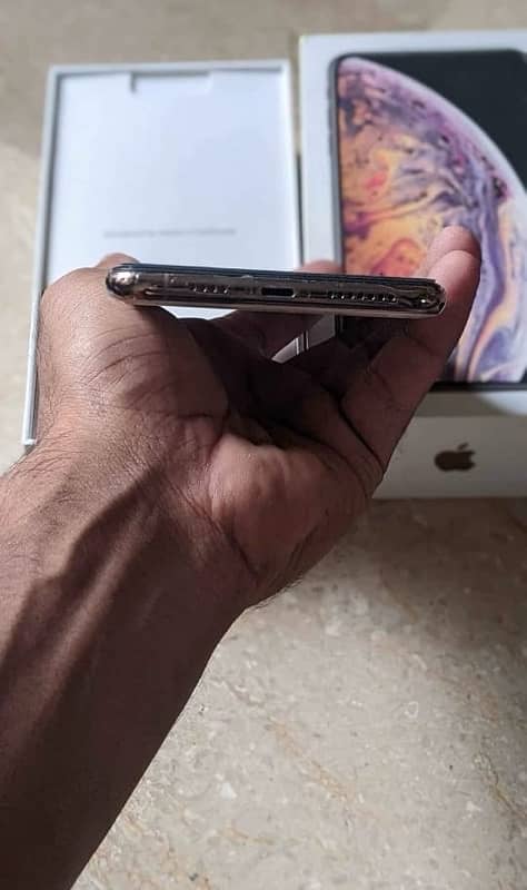 iPhone XS Max 4