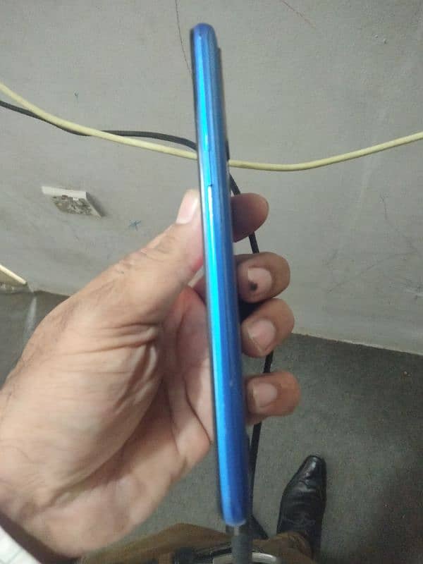 Realme 5, 4/64gb, screen cornor Sy halki crack 3