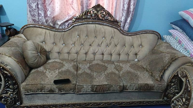 I sell it Taj sofa five seater conditions new used it 2 years 1