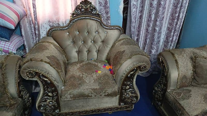 I sell it Taj sofa five seater conditions new used it 2 years 2