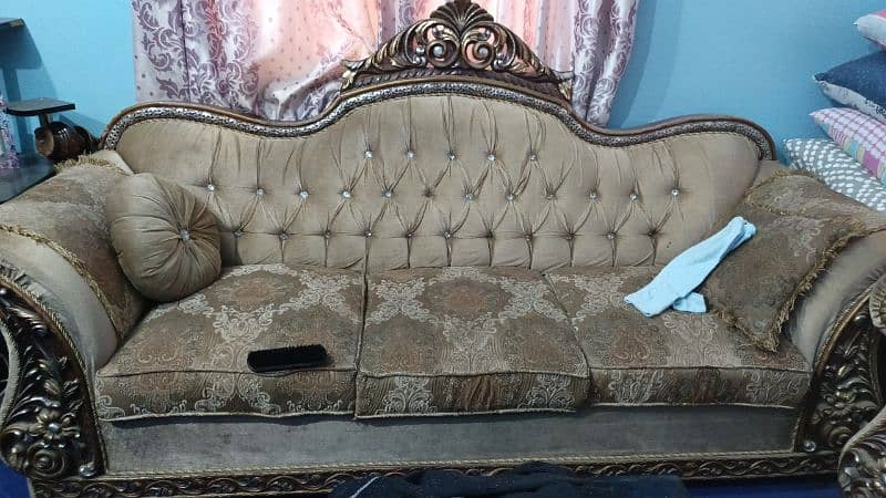 I sell it Taj sofa five seater conditions new used it 2 years 4