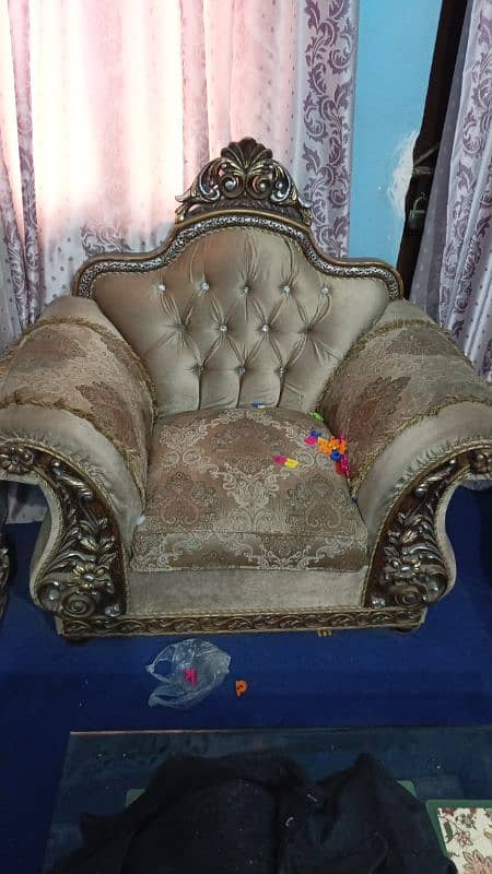 I sell it Taj sofa five seater conditions new used it 2 years 5