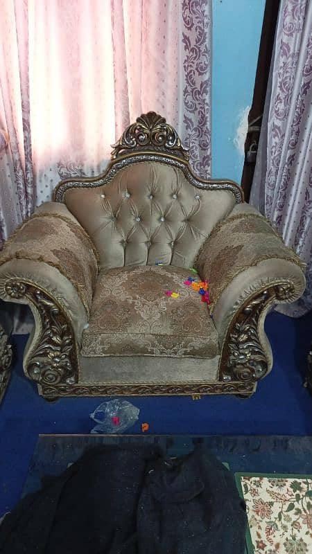 I sell it Taj sofa five seater conditions new used it 2 years 7