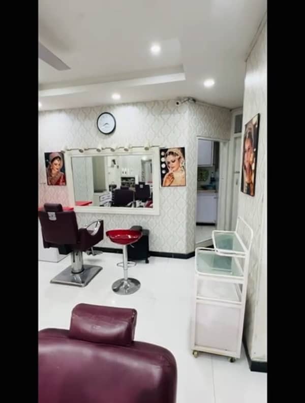 Ladies Saloon for sale / Business for sale / scheme 3 rwp 4