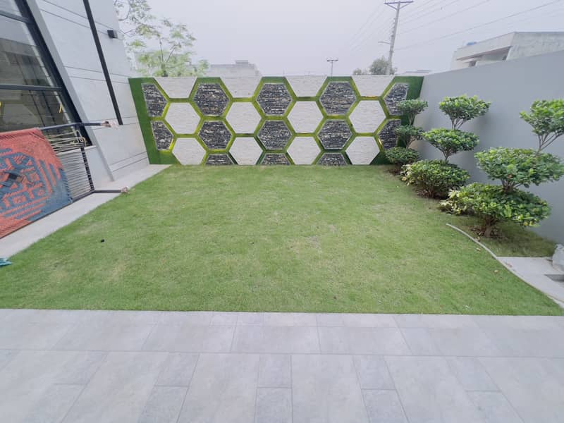 Premium Family Home In Johar Town - Close To All Major Amenities 1