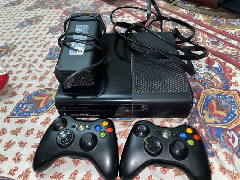 Xbox 360 slim 2013 model with two original controllers 0