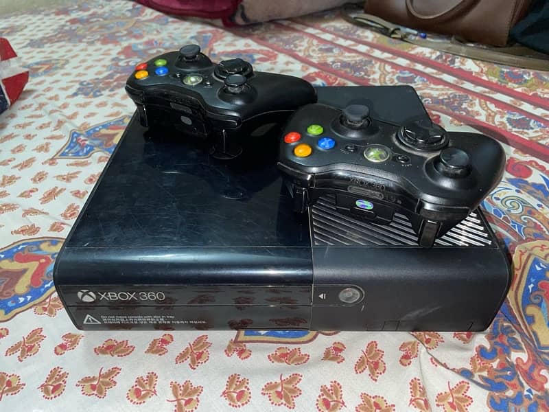 Xbox 360 slim 2013 model with two original controllers 1