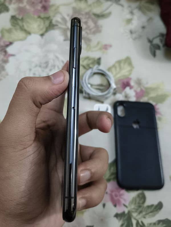 Iphone X 64gb Pta Approved With Charger 2