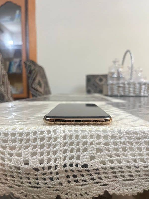 Iphone 11 pro max 64 GB PTA approved gold 5