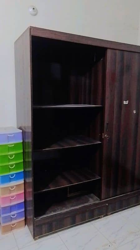 wardrobe for sell sliding doors but need oiling 1