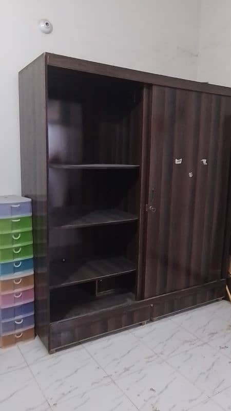 wardrobe for sell sliding doors but need oiling 2