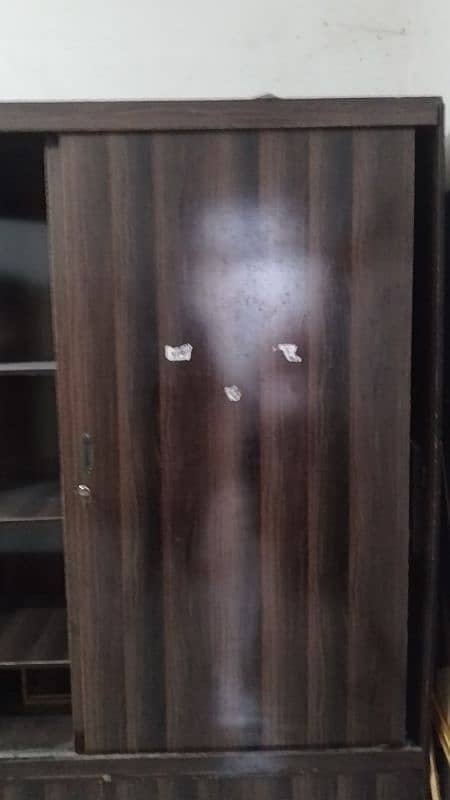 wardrobe for sell sliding doors but need oiling 3