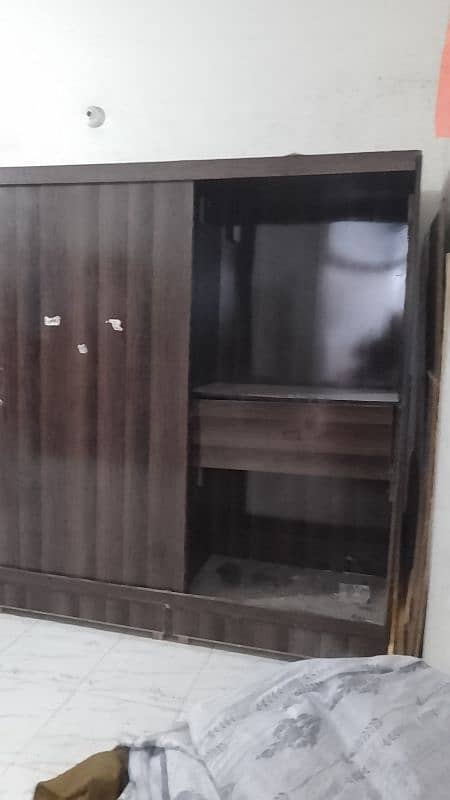 wardrobe for sell sliding doors but need oiling 4